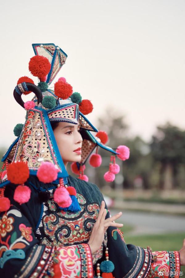 李若彤打卡白族服飾 造型驚豔美人韻味十足