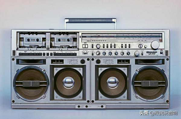 80年代夏普推出的行動式音響，4波段立體聲收音機盒式錄音機