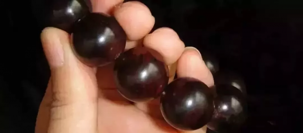 頂級海黃手串，竟然被你盤成了黑煤球？