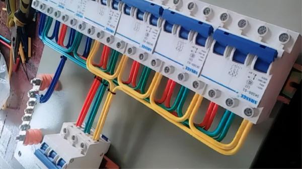 為什麼電工會把電線理得非常整齊？他們是怎麼做到的，服了