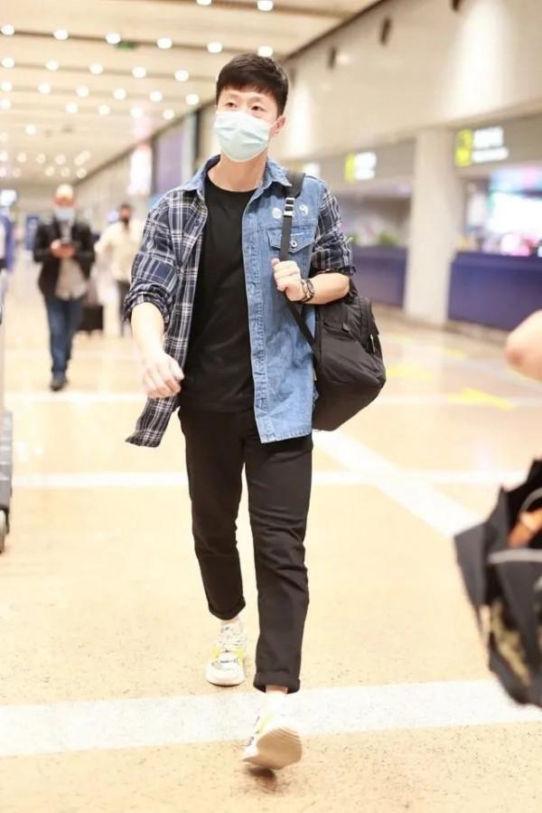 原來馬龍這麼會穿,拼接襯衫造型像潮流博主,拍時尚大片也很有範 原來馬龍這麼會穿,拼接襯衫造型像潮流博主,拍時尚大片也很有範