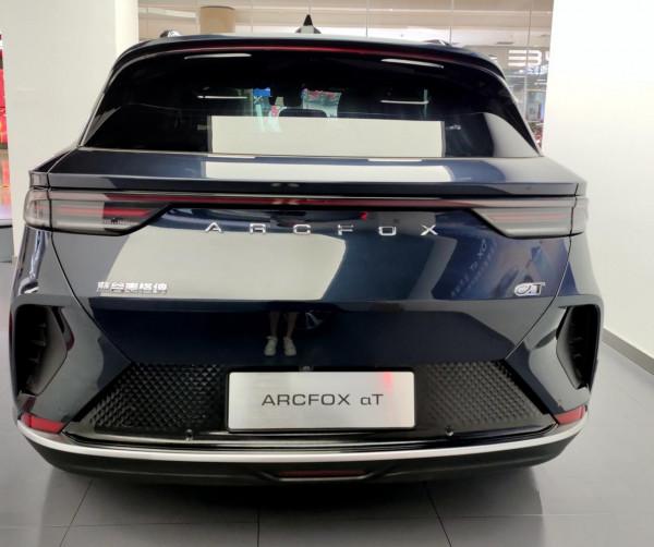 讓人驚喜的極狐 阿爾法T，4.6s破百，位元斯拉Model Y帥，還不貴