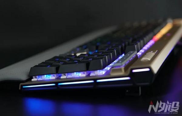 盡帶黃金甲 海盜船K100璀璨金特別版機械鍵盤圖賞