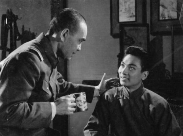 陳毅按約定等人接頭，被一大爺拉住：快跑，偽裝成教書匠逃過一劫