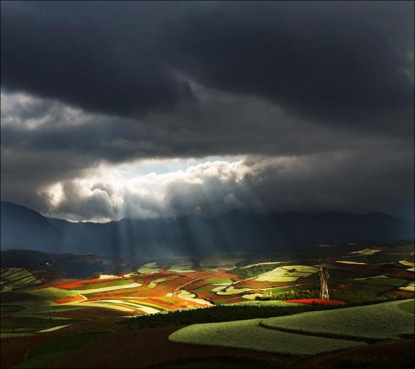 聖誕節有大事?時空旅人警告:明年8月天空綠色籠罩!是真的嗎? 聖誕節有大事?時空旅人警告:明年8月天空綠色籠罩!是真的嗎?