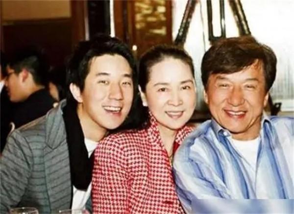 成龍父親葬禮：房祖名傷心，林鳳嬌跪拜，成龍同父異母哥哥沒到場