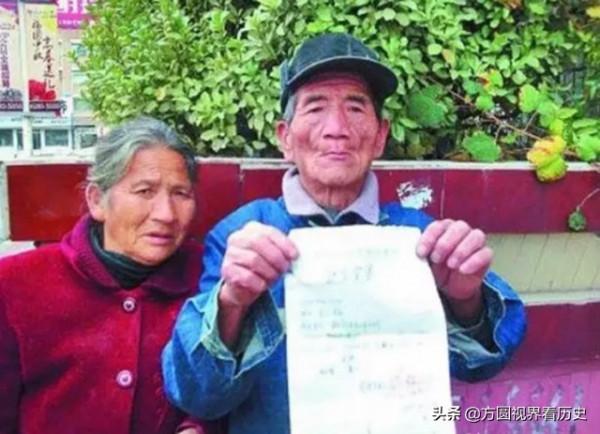 挖到銀元寶主動上交，數年後歸還本人，附帶致歉信和大紅花