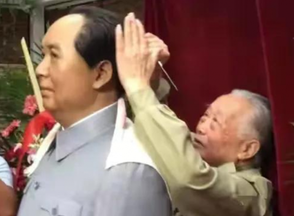 “主席頭”如何產生?錢水桃為毛主席理完髮,主席:好像年輕10歲 “主席頭”如何產生?錢水桃為毛主席理完髮,主席:好像年輕10歲