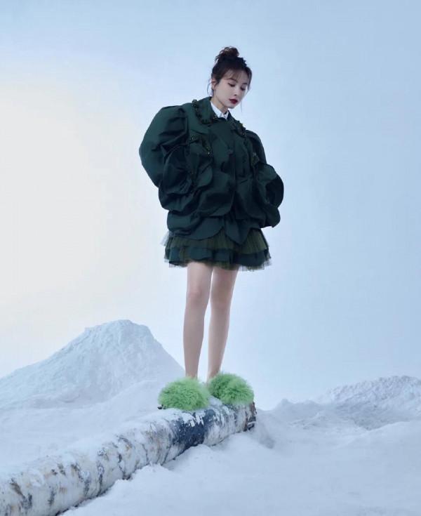 黃聖依、吳昕合拍封面大片！黃聖依溫婉又時尚，吳昕率性又前衛