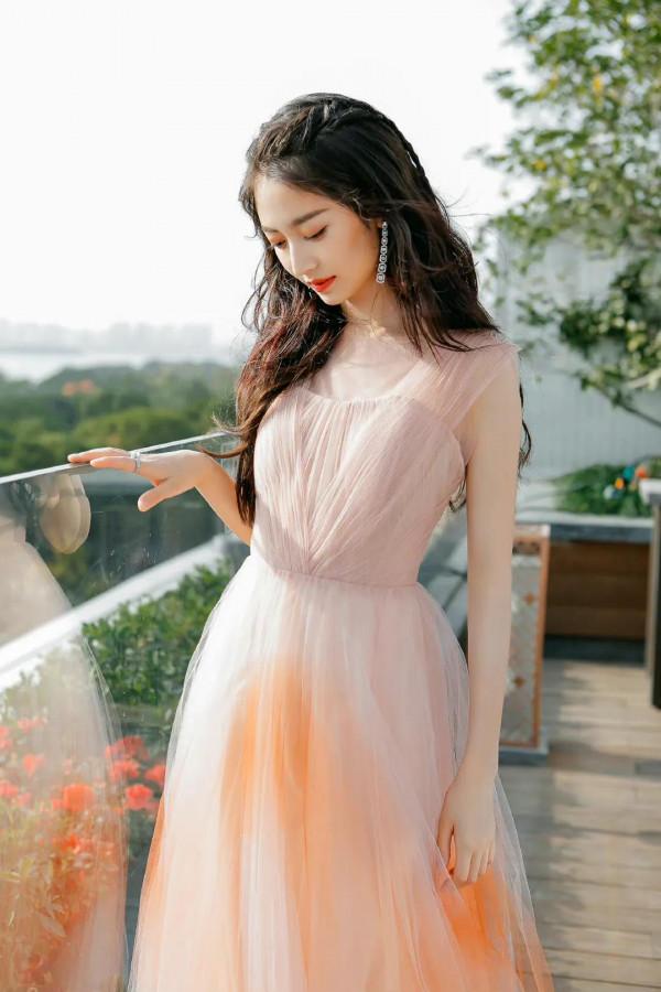 陳鈺琪裙裝簡約而不簡單，優雅又不失氣場，傾國又傾城