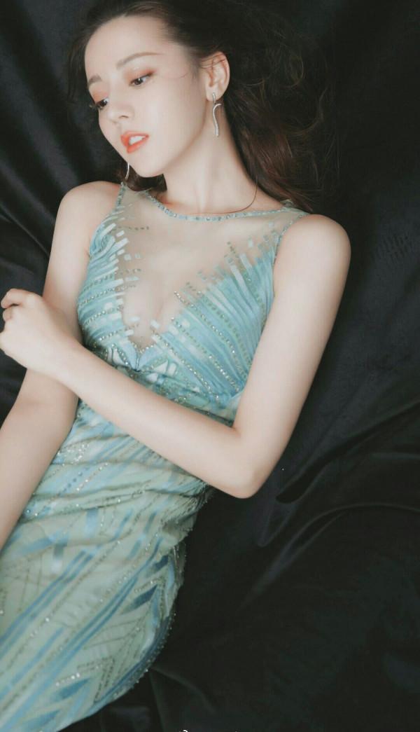 迪麗熱巴~散發出濃濃的女人味 迪麗熱巴~散發出濃濃的女人味