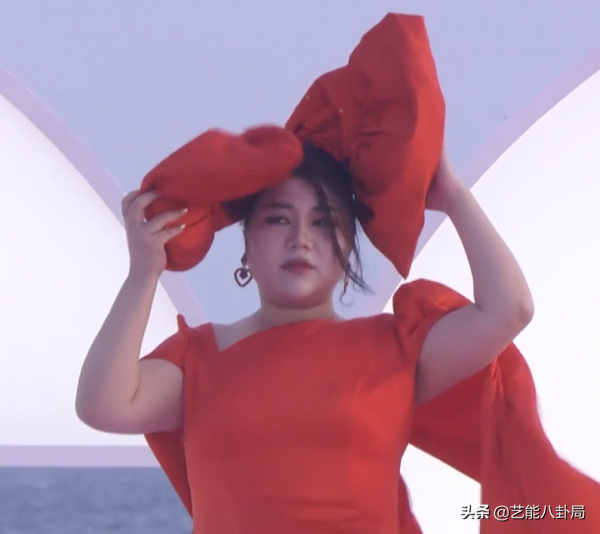 GQ年度最美紅毯：熱巴雀斑妝出戰，baby仙女棒接招，金晨紅氣逼人