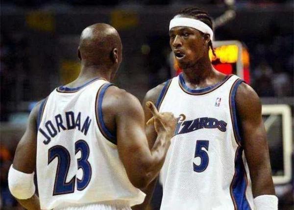 被喬丹推上舞臺,最終悻悻離場!“水貨狀元”誇梅-布朗去哪了? 被喬丹推上舞臺,最終悻悻離場!“水貨狀元”誇梅-布朗去哪了?