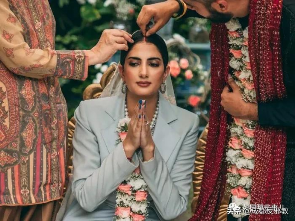 印度一新娘在婚禮上穿西褲被網友狂噴,網友:你應該去自殺 印度一新娘在婚禮上穿西褲被網友狂噴,網友:你應該去自殺