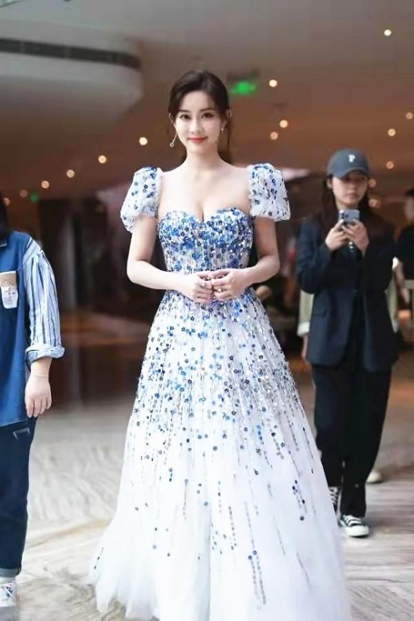 “北影校花”孟子義開放了,穿大方領裙裝秀美肩,藍色寶石真奢華 “北影校花”孟子義開放了,穿大方領裙裝秀美肩,藍色寶石真奢華