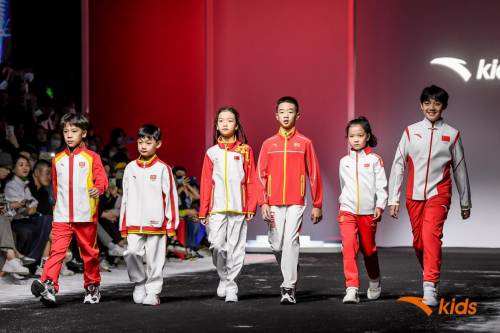 奧運冠軍楊威曬楊陽洋三兄妹首秀 亮相安踏兒童秀場詮釋運動黑科技