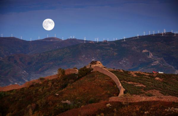74年前的中秋節，毛主席河邊散步時即興寫首詩，一開篇就大氣磅礴
