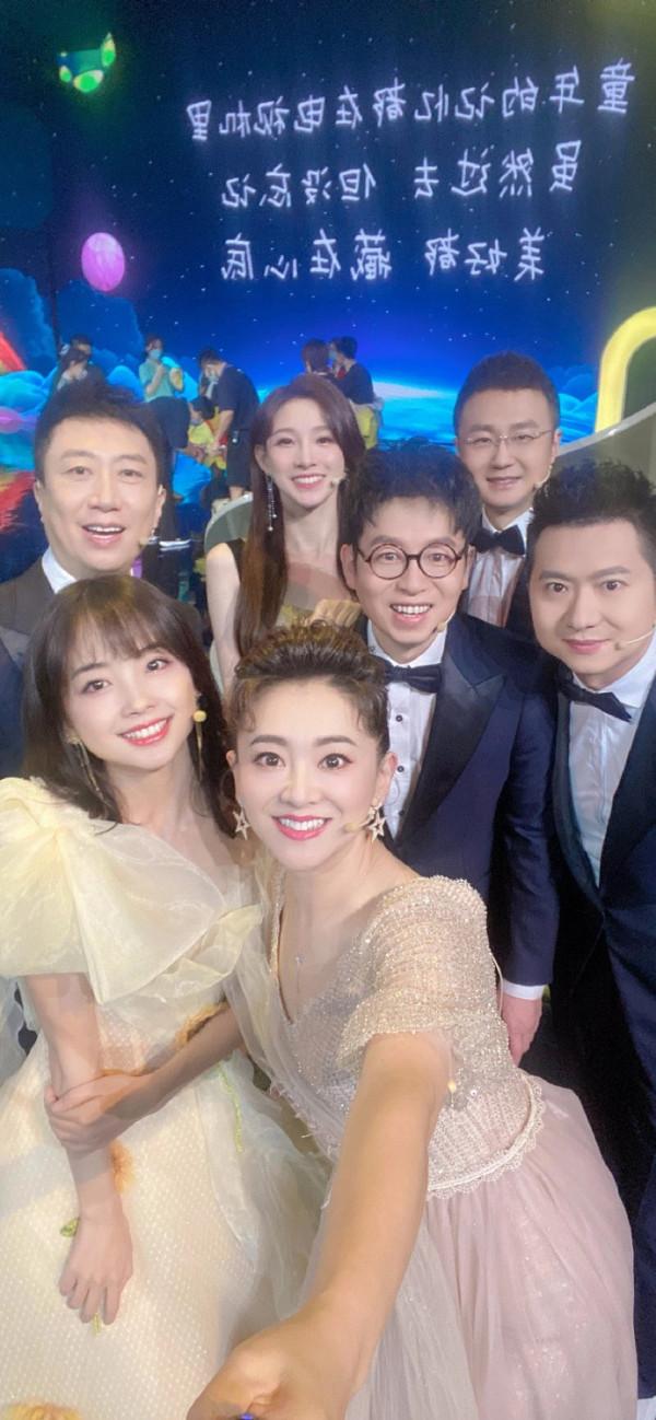 怪不得王冰冰能爆火，穿女團短裙就像偶像一樣，小圓臉真可愛