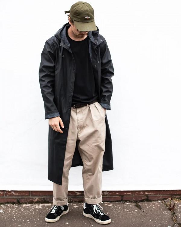 卡其+黑，很適合男士的一種搭配，冬季這樣穿時髦有氣場