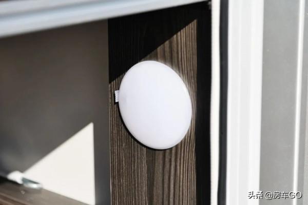 這臺房車有5種充電方式，車內電器語音控制，衛生間也是乾溼分離