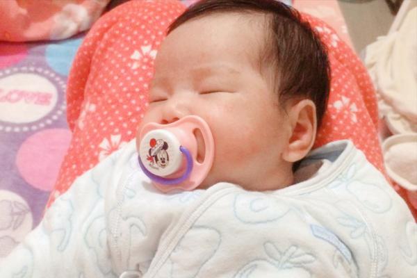 安撫奶嘴是哄娃利器，還是會“偷走”寶寶顏值？家長看完不糾結