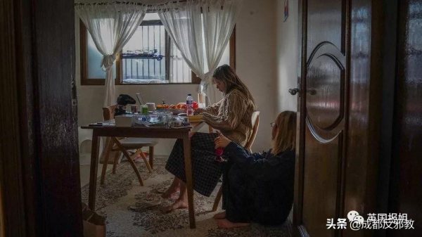 陰冷潮溼、蟑螂亂竄,住在半地下室是許多韓國人的真實日常 陰冷潮溼、蟑螂亂竄,住在半地下室是許多韓國人的真實日常