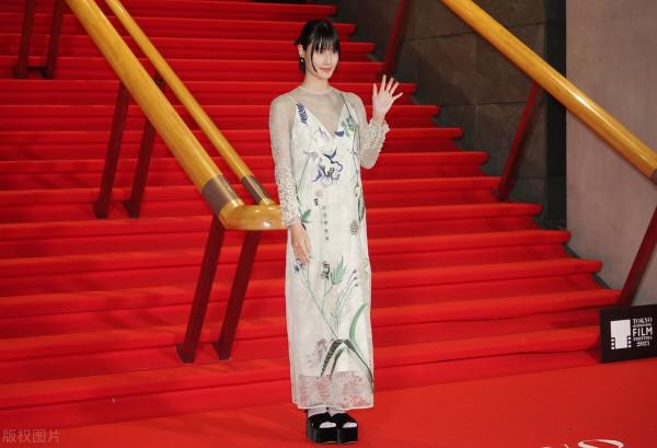 第34屆東京電影節 橋本愛身穿刺繡長裙溫婉優雅