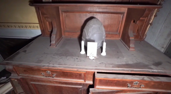 一座古老廢棄的城堡，屋內留下了精美的古董傢俱