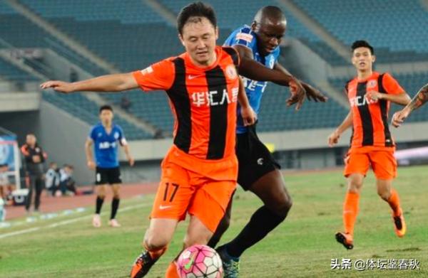 新疆足球創全運奇蹟，英超名宿成幕後英雄，曾與C羅魯尼同場競技