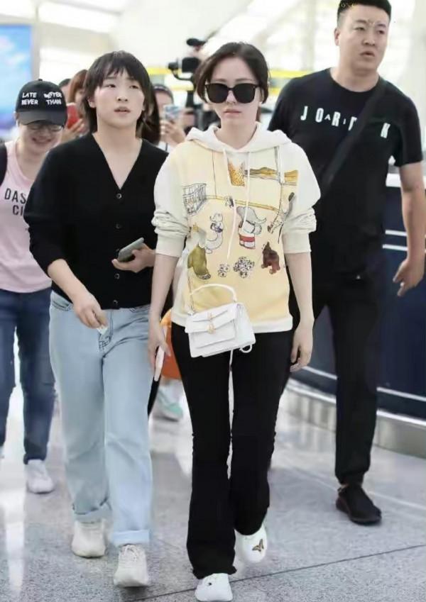 張靚穎真是越來越時尚,穿灰色長款外套走機場,素顏也美出新高度 張靚穎真是越來越時尚,穿灰色長款外套走機場,素顏也美出新高度