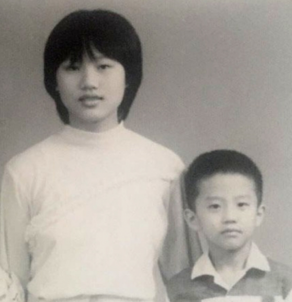 鄧超的姐姐掏空積蓄供他讀書，他回贈姐姐兩套房子，這就是親情