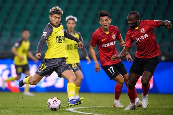 中超-廣州2-0擒10人亞泰奪第二階段首勝 鄧涵文破門楊立瑜轟世界波 中超-廣州2-0擒10人亞泰奪第二階段首勝 鄧涵文破門楊立瑜轟世界波