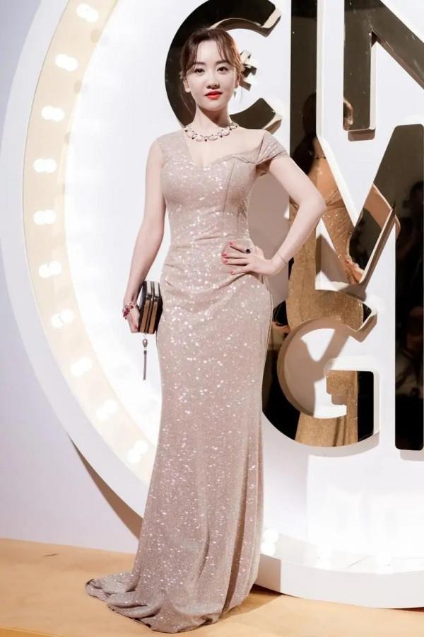 楊蓉這顏值真驚豔,一襲杏色亮片連衣裙溫柔優雅,滿滿的高階感 楊蓉這顏值真驚豔,一襲杏色亮片連衣裙溫柔優雅,滿滿的高階感