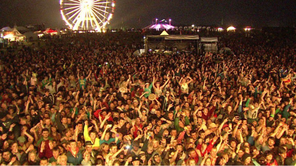 “奔牛節”裡的擁擠人群如何狂奔？