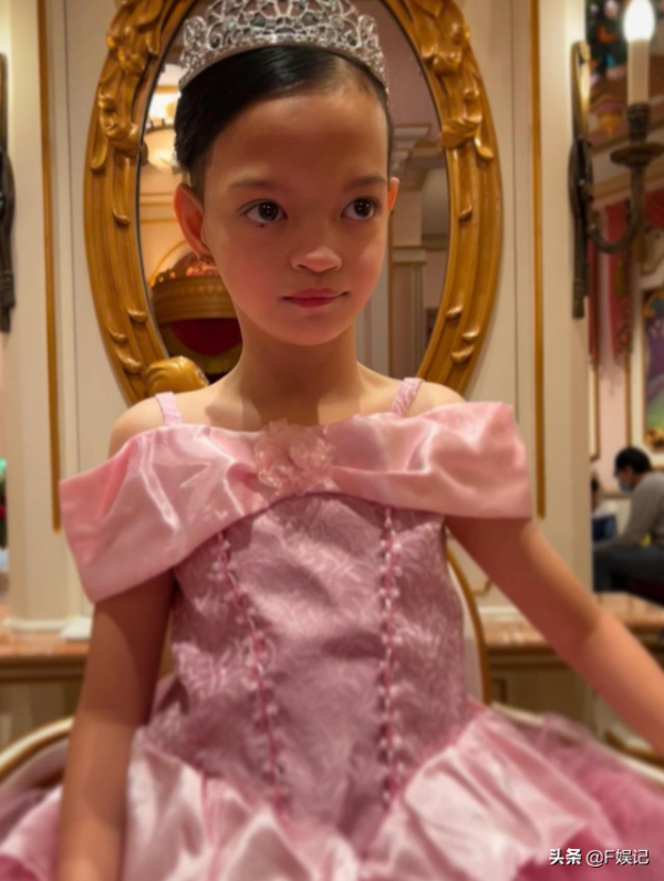 鍾麗淇一家四口去主題樂園遊玩為患罕見基因病的大女兒慶生