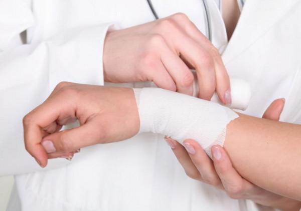 孩子被100度開水燙傷，家長僅沖水10秒沒脫衣服，害了孩子