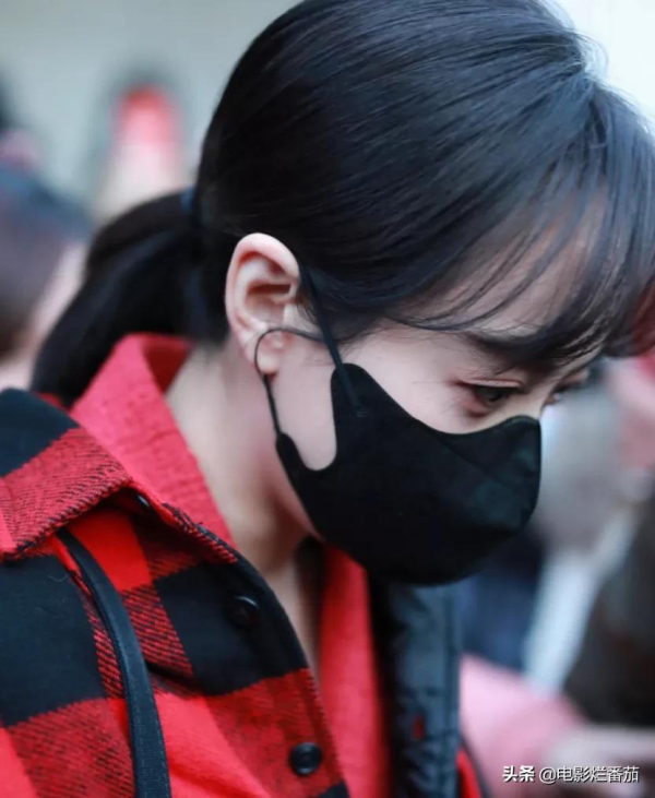 春晚五次聯排：趙麗穎緊身褲吸睛，沈騰眼神犀利，張小斐知性俏皮