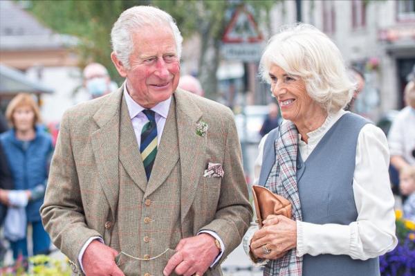 74歲卡米拉穿淡藍色現身，戴藍色梵克雅寶手鍊，秋天裡的一抹清爽