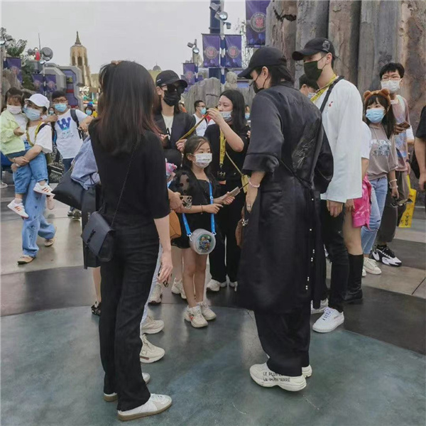 戚薇李承鉉一家三口出遊，同框溫馨有愛，6歲Lucky身高矚目