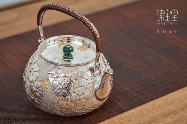四葉草和銀壺的組合,會給茶席增添多少雅趣? 四葉草和銀壺的組合,會給茶席增添多少雅趣?