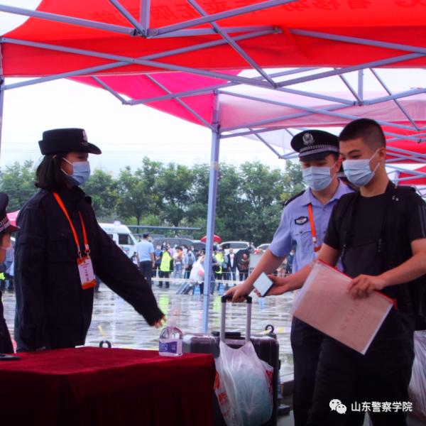 一拐擎盡四載志,藏藍榮沐少年時 一拐擎盡四載志,藏藍榮沐少年時