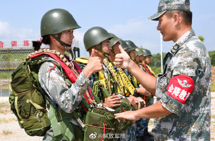 傘花朵朵開！軍校學員傘降實跳訓練