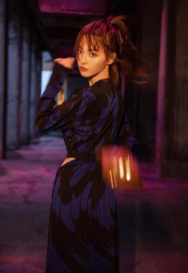 張嘉倪藍黑禮服秀小蠻腰 扎高馬尾清爽活力笑容甜美 張嘉倪藍黑禮服秀小蠻腰 扎高馬尾清爽活力笑容甜美