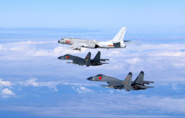 外國戰機擅闖防空區，解放軍強硬驅離，為何不直接擊落？