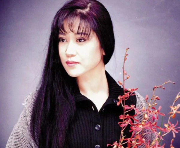 知名歌手李麗芬罕露面，61歲氣質仍出眾，與洋老公離婚後單身多年