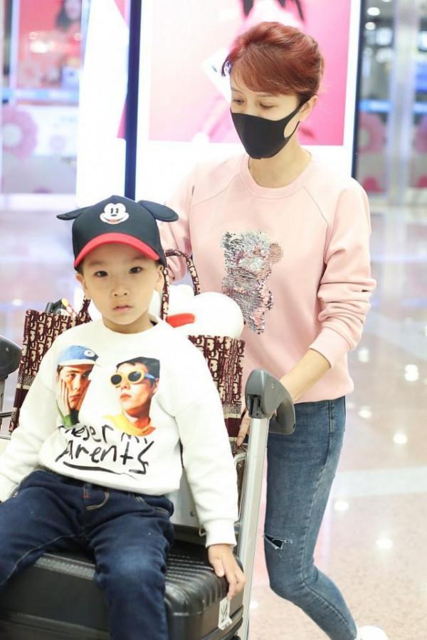 金巧巧帶兒子出門打扮得真嫩，粉色衛衣配牛仔褲，配馬尾好俏皮