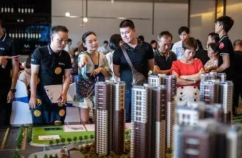 退房令來臨？央媒發文督促，企業紛紛撤離樓市，房市該如何面對