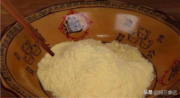 2個土豆，1碗玉米麵，教你好吃做法，出鍋比吃肉還香，營養又解饞