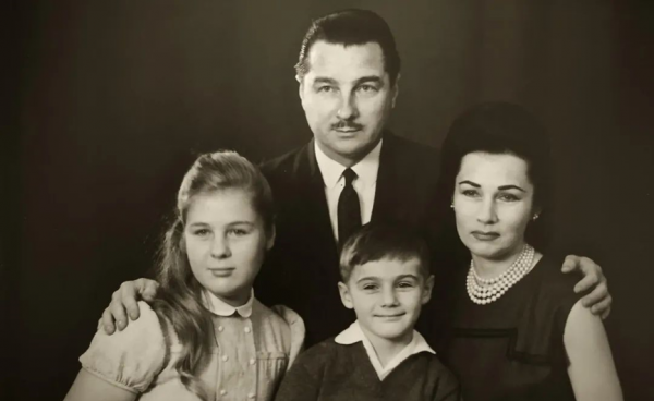 最美末代公主，遠嫁伊朗王子，卻婚姻不幸，離婚改嫁後命運如何？