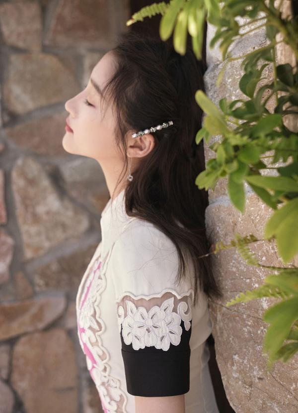 關曉彤三亞海風晴天大片清麗 粉白蕾絲碰撞甜美氛圍十足